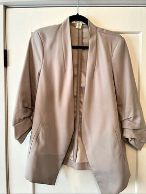Belle Vere Open-Front Shawl-Collar Blazer with Ruched 3/4 Sleeves, light grey, M